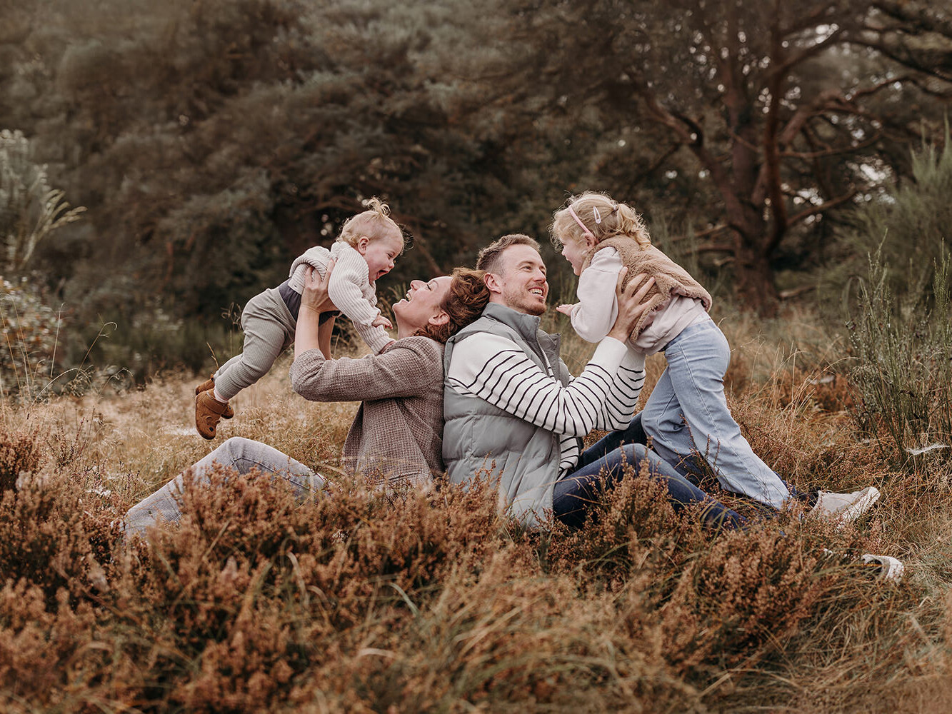 Spontane foto van gezin van vier op een gezinsfotoshoot op buitenlocatie