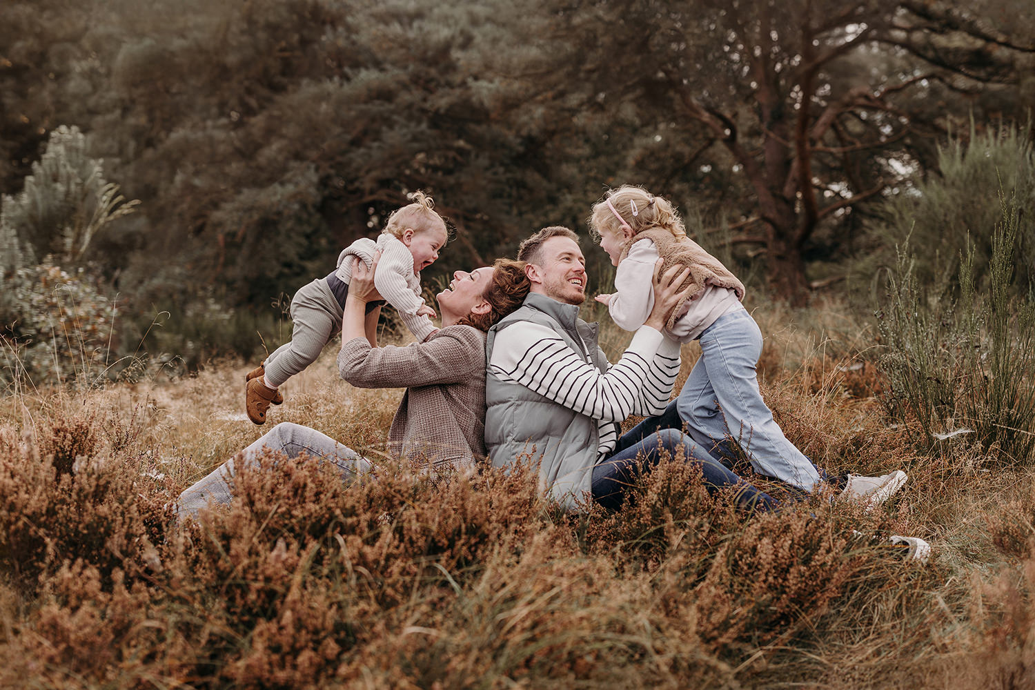 Spontane foto van gezin van vier op een gezinsfotoshoot op buitenlocatie