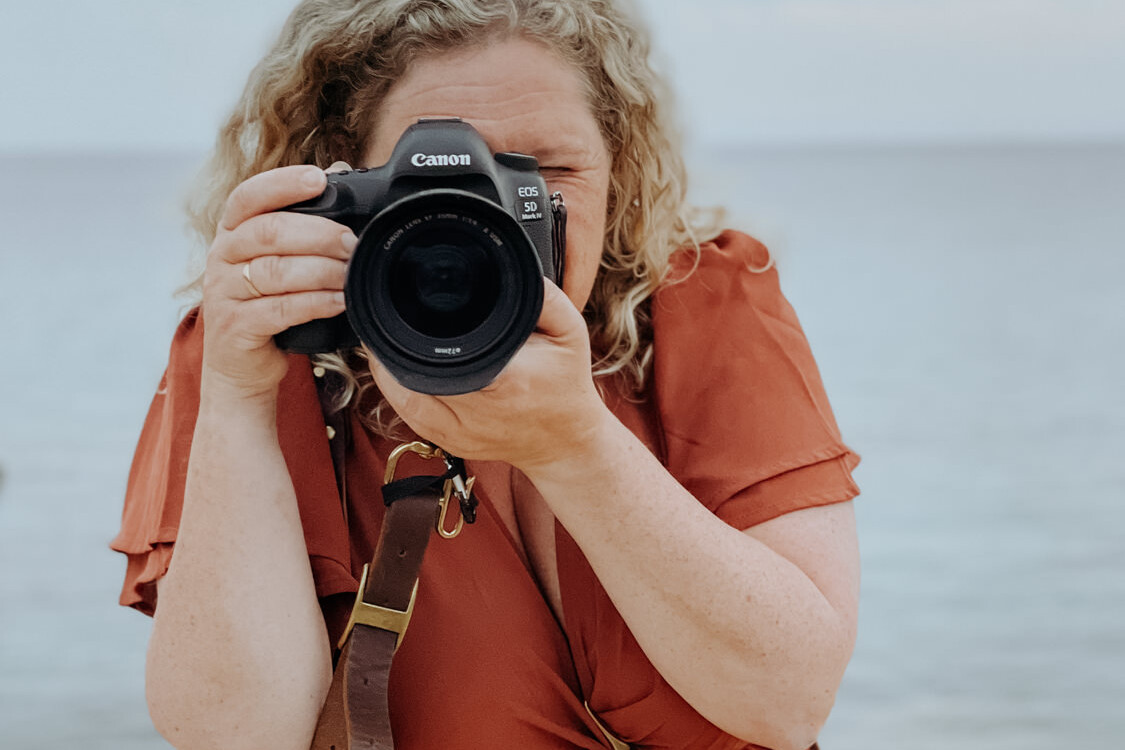 lifestyle fotograaf marianne Hope in een rood jurk aan het fotograferen