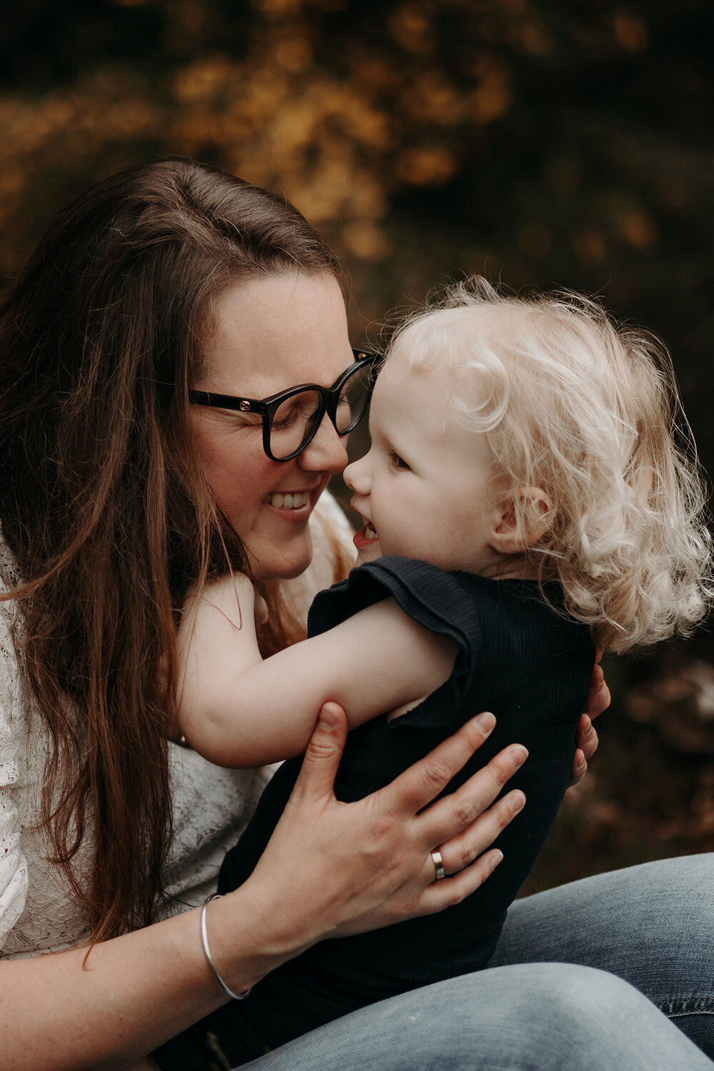 foto van moeder en dochter op buiten locatie op een mini fotoshoot