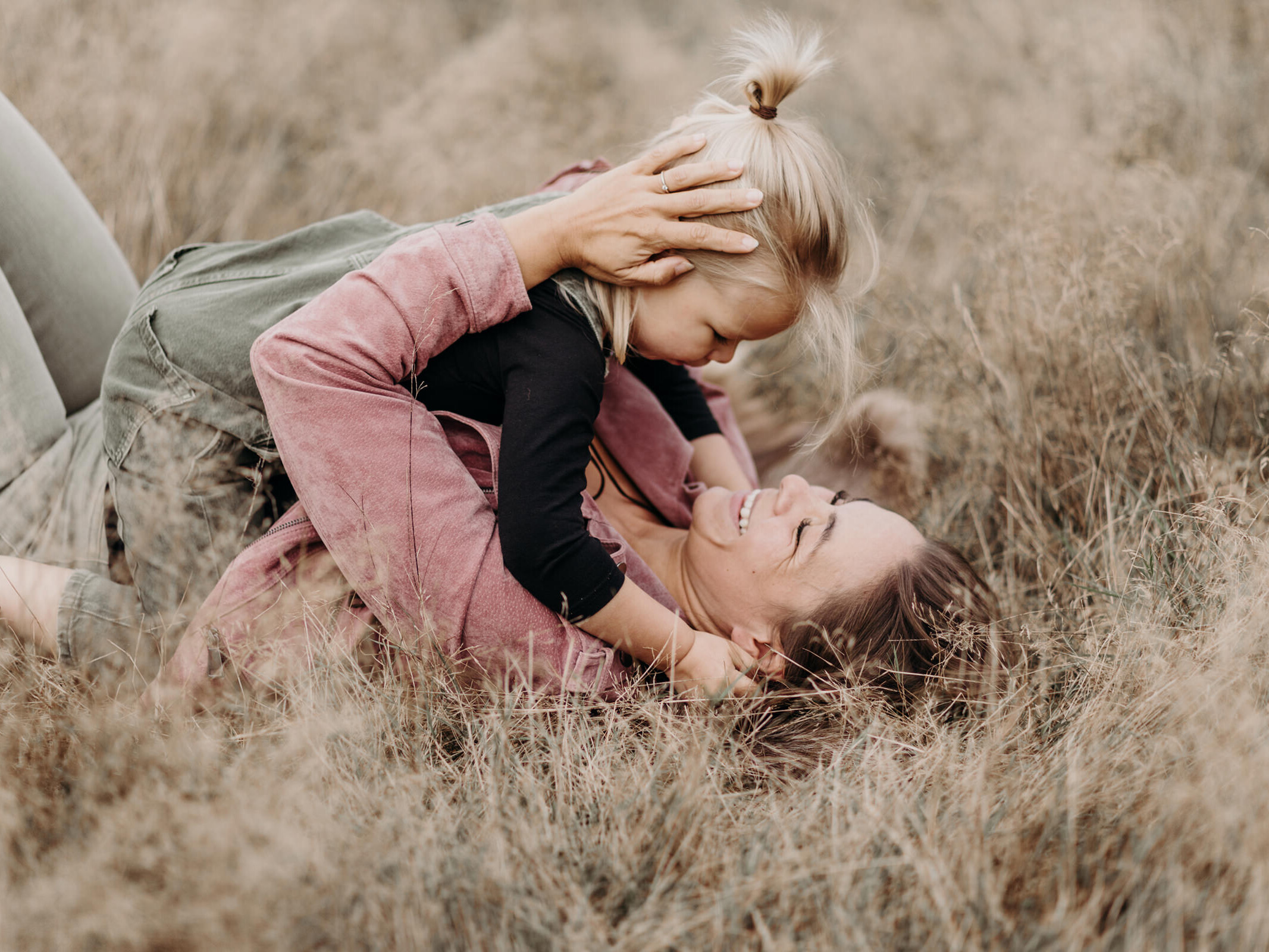 Spontane momenten die blij maken; moeder en zoon aan het spelen in het gras