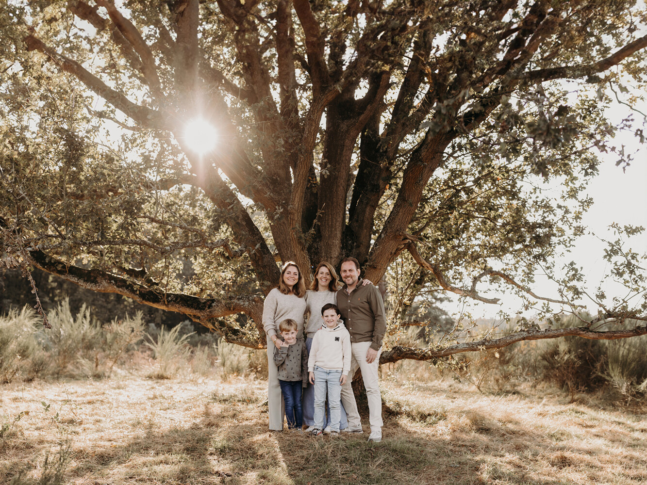 Foto van gezin tijdens een gezinsfotoshoot buiten in golden hour licht