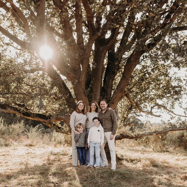 Foto van gezin tijdens een gezinsfotoshoot buiten in golden hour licht