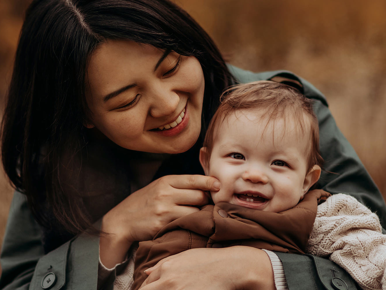 liefdevolle foto van een moeder met haar baby zoon op de hei tijdens een gezinsfotoshoot buiten