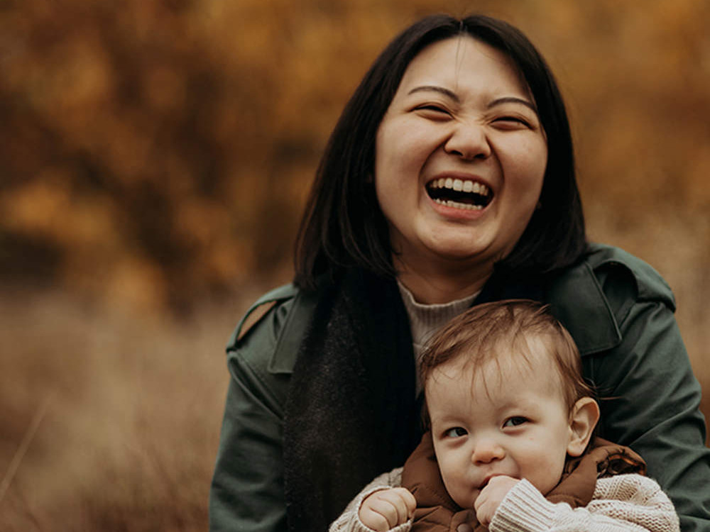 liefdevolle foto van een moeder met haar baby zoon op de hei tijdens een gezinsfotoshoot buiten