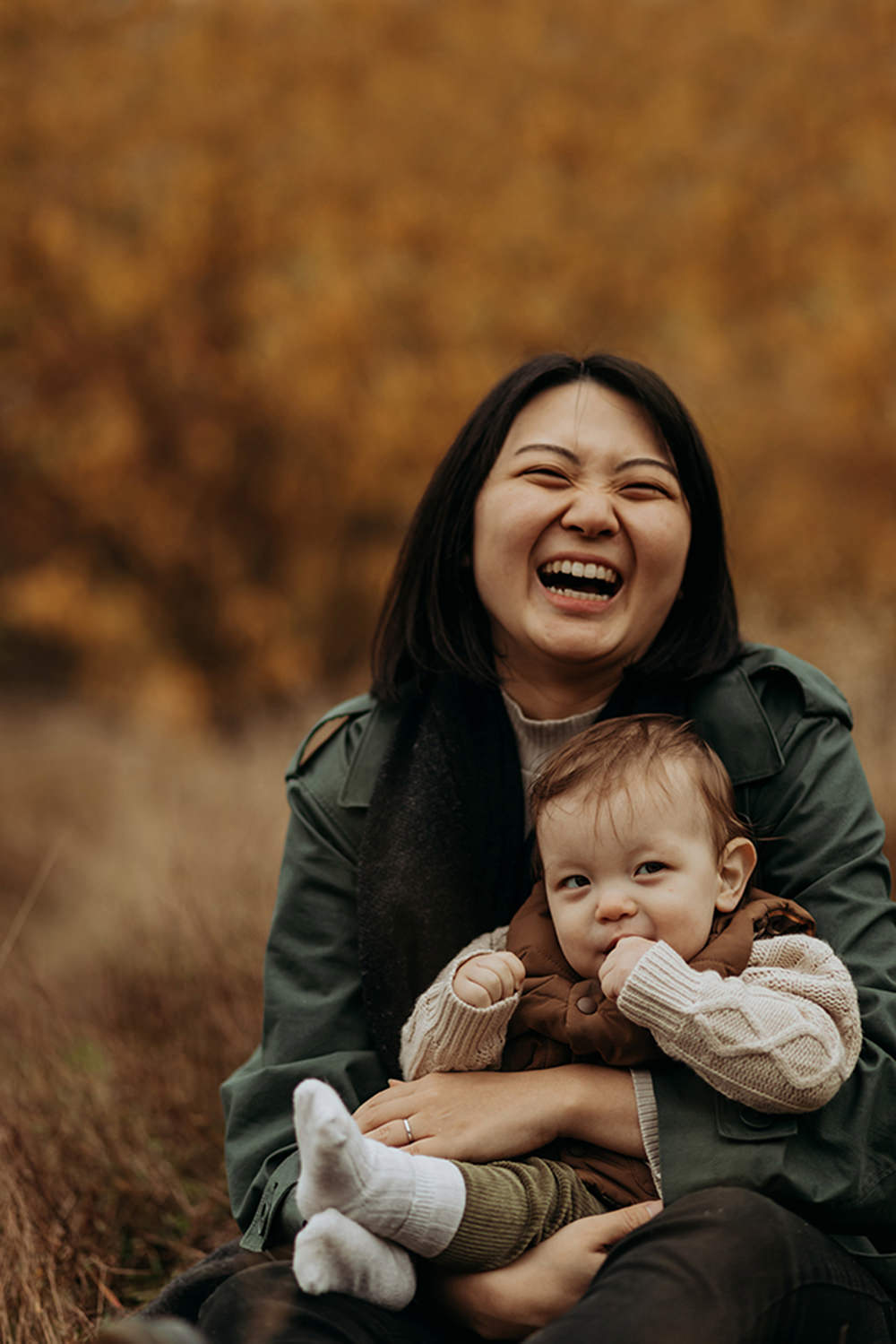 liefdevolle foto van een moeder met haar baby zoon op de hei tijdens een gezinsfotoshoot buiten