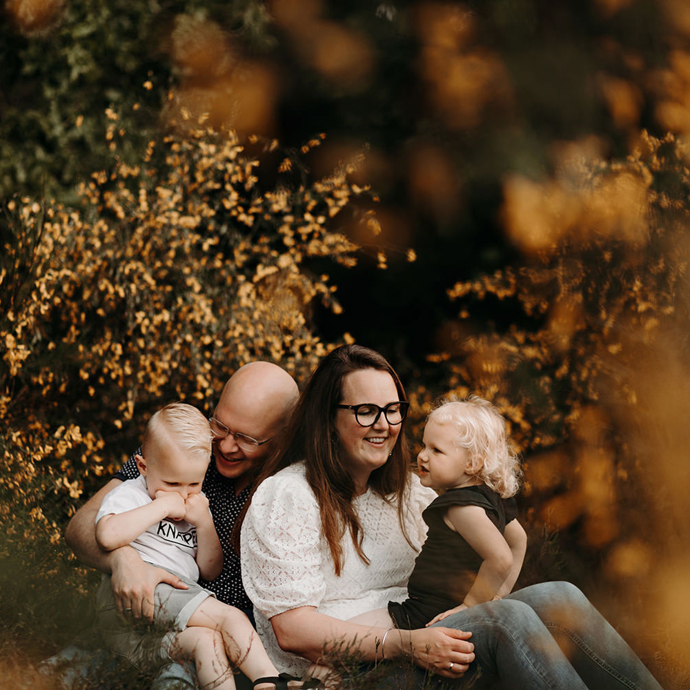 foto van een gezin van vier tijdens een gezinsfotoshoot buiten