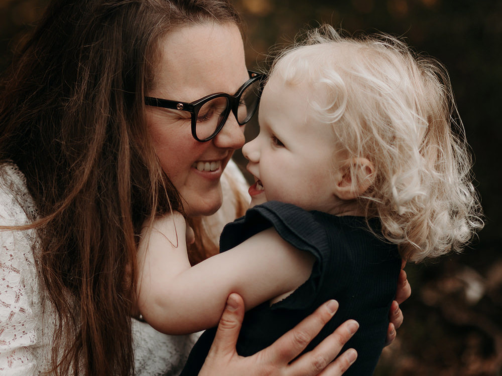 liefdevolle foto van een moeder met haar dochter op de hei tijdens een gezinsfotoshoot buiten