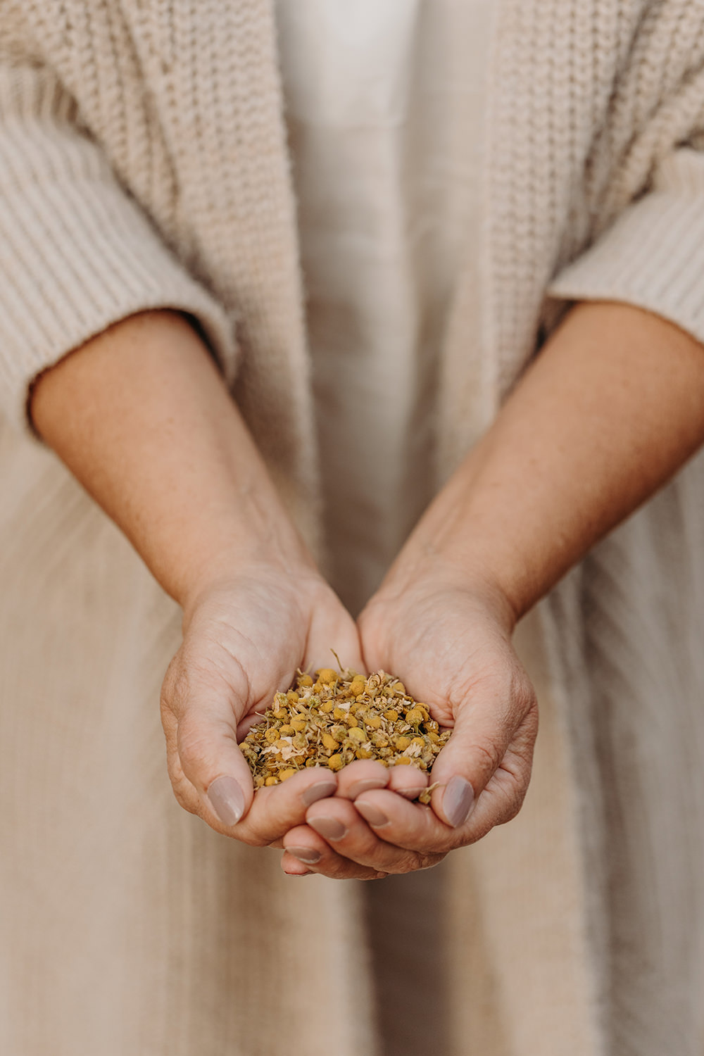 Lifestyle foto van een vrouw die gedroogde bloemen vasthoudt voor een personal branding fotoshoot