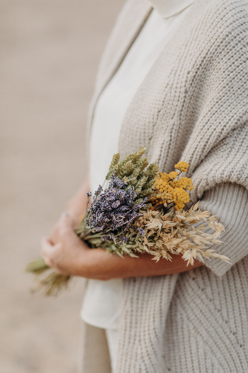 Lifestyle foto van een vrouw die gedroogde bloemen vasthoudt voor een personal branding fotoshoot