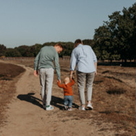 foto van een gezin met een baby op de hei tijdens een gezinsfotoshoot buiten