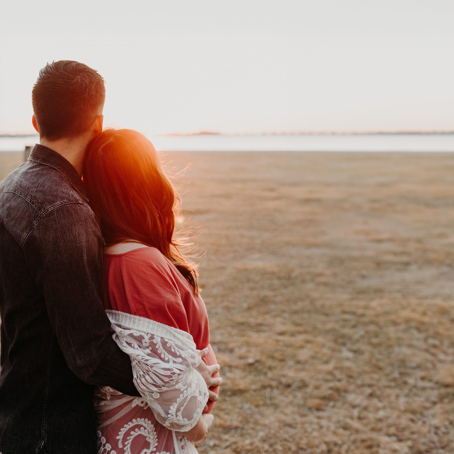 golden hour foto van een jong verliefd stel tijdens een zwangerschapsshoot op het strand in Blaricum