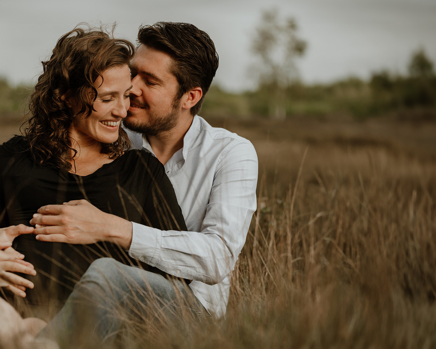 foto van een jong verliefd stel tijdens een zwangerschapsshoot