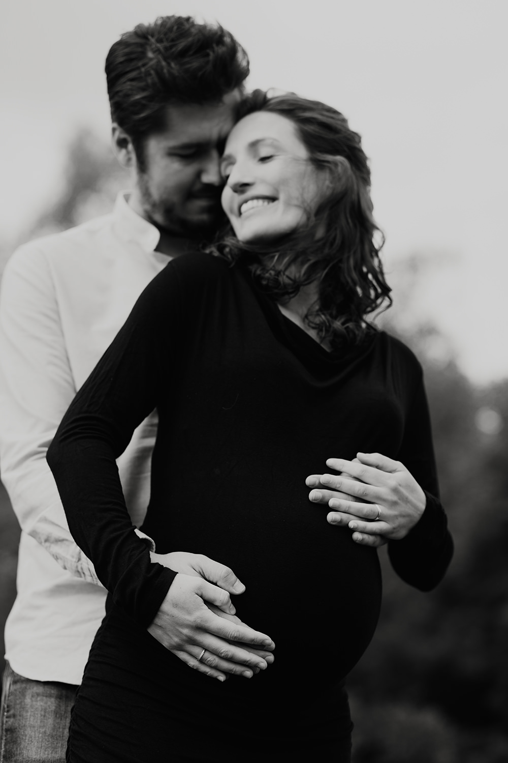 zwart-wit foto van een jong verliefd stel tijdens een zwangerschapsshoot