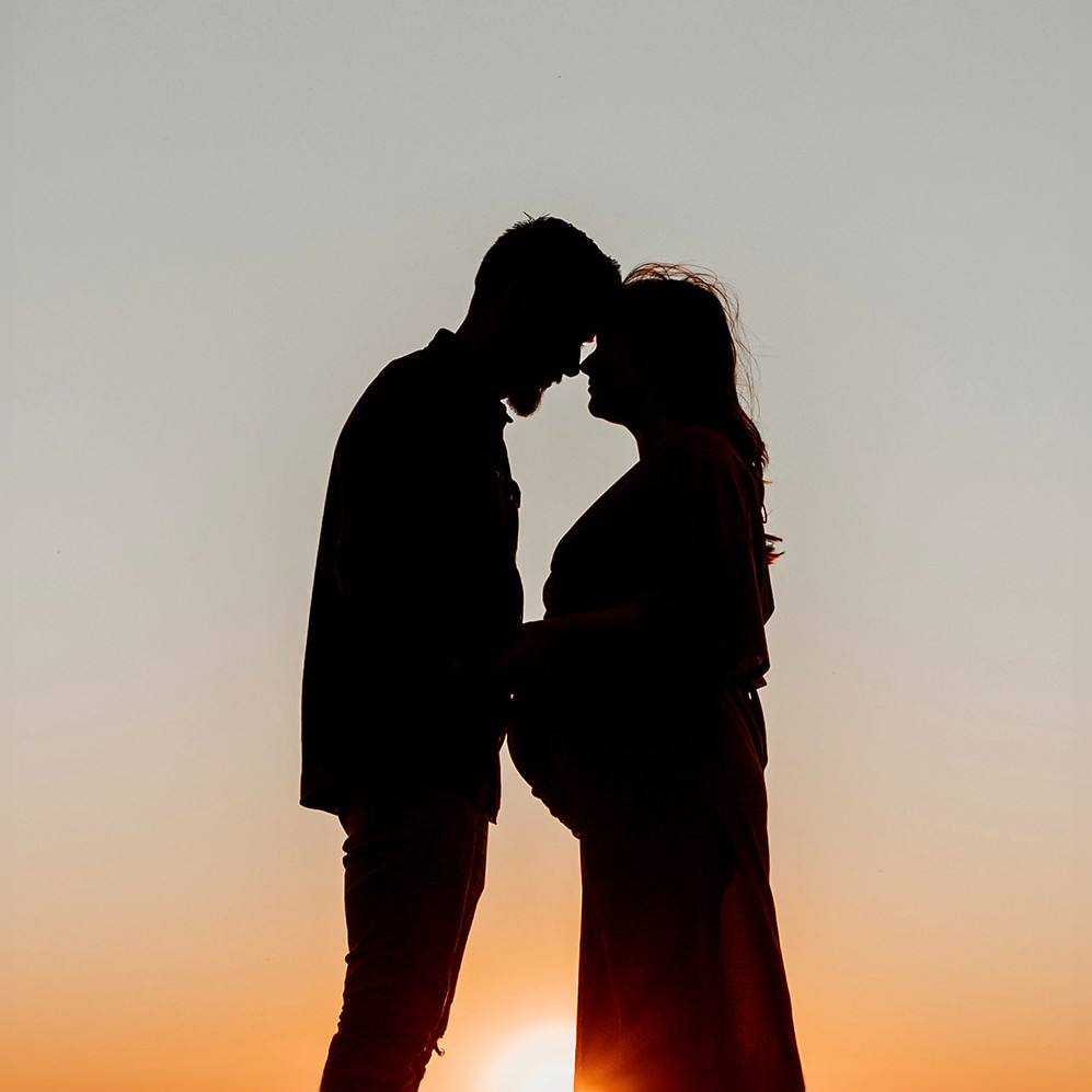 golden hour silhouetten foto van een jong verliefd stel tijdens een zwangerschapsshoot op het strand in Blaricum tijdens de zonsondergang