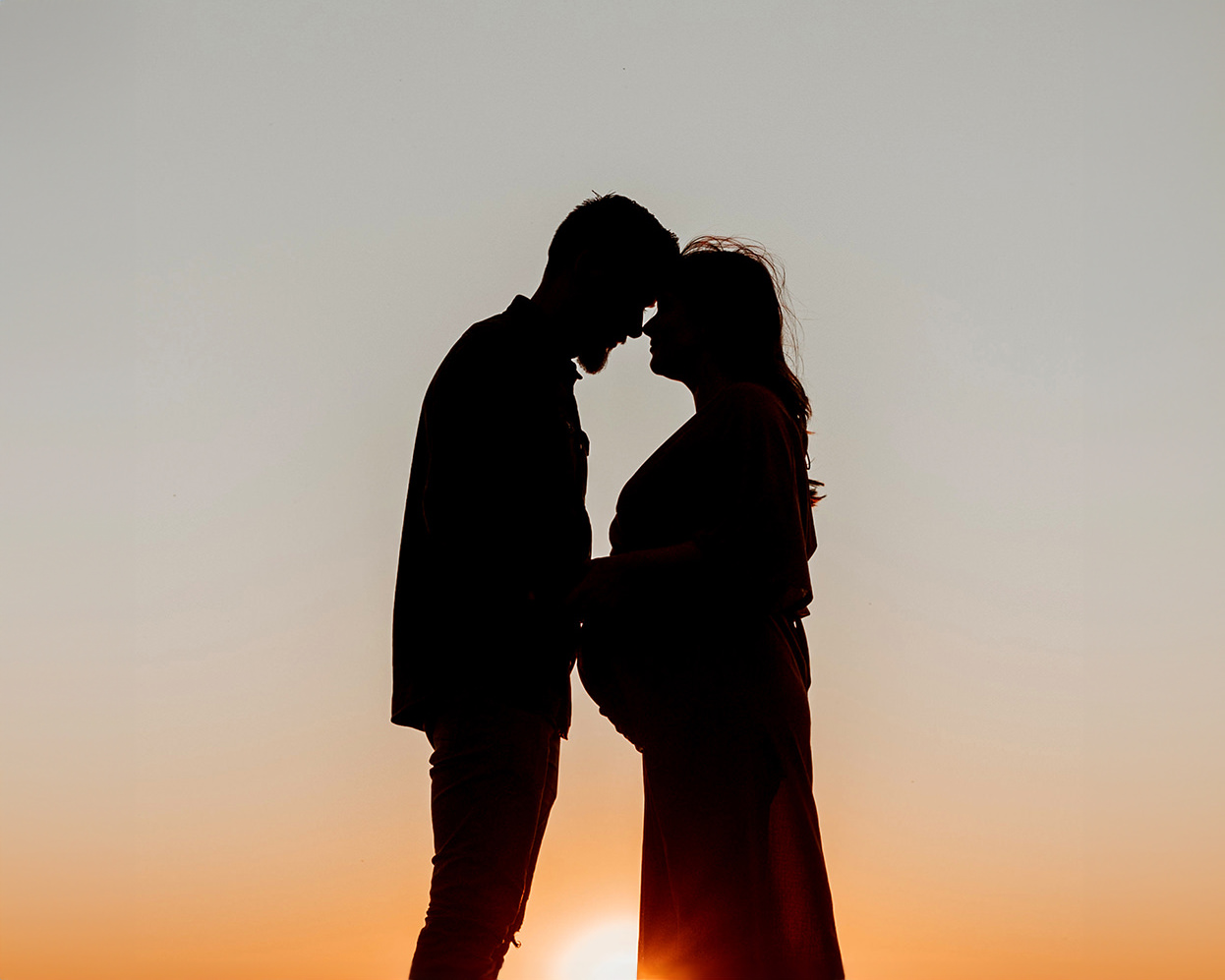 golden hour silhouetten foto van een jong verliefd stel tijdens een zwangerschapsshoot op het strand in Blaricum tijdens de zonsondergang